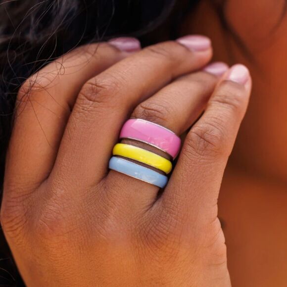 WONDERLAND ENAMEL RING STACK - Picture 3 of 10